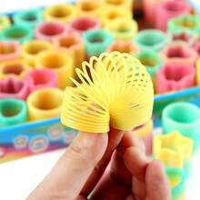 15 件迷你春季派对礼物、万圣节圣诞礼物、春季彩虹减压线圈、万圣节糖果袋填充礼物、奖品、不给糖就捣蛋套装（形状随机）、圣诞节 - 彩色 - 查看 2