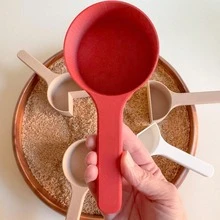 7件套感官游戏盒工具，3D打印量杯套装：1杯、1/2杯、1/4杯、3/4杯、1/3杯、2/3杯，木勺和夹子，适用于蒙特梭利精细动作技能学习，华德福玩具，适合幼儿和儿童角色扮演（不含木盒和大米） - 彩色 - 查看 5