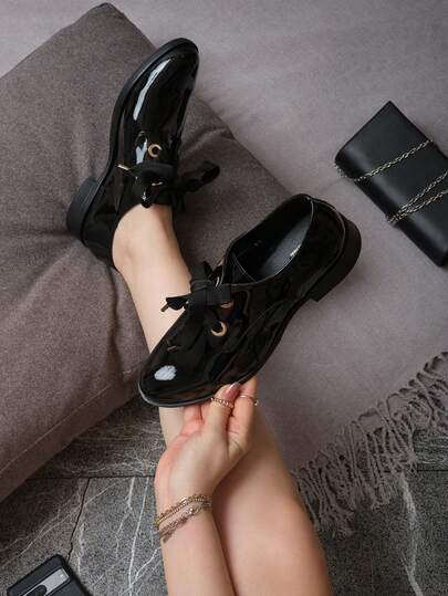 Negro brillante con costuras visibles, ocasionalmente formales o informales, confeccionados en y forro interior, pertenecientes al estilo clásico y minimalista, ideales para primavera y otoño. Estos mocasines de mujer destacan por su diseño elegante y versátil, perfectos para la oficina, salidas urbanas, reuniones casuales o eventos semiformales. Su estructura incluye empeine reforzado, suela antideslizante y plantilla acolchada, elaborados con vacuno o eco‑ y detalles metálicos sutiles. En cuanto a estilo, se clasifican como mocasín loafers, slip‑on y calzado semi‑formal, adecuados para looks preppy, smart‑casual o business casual. La temporada recomendada es primavera – perfecto para combinar con pantalones cropped, vestidos midi o faldas fluidas – y otoño, ideal para combinar con trench, jeans ankle o blazer.