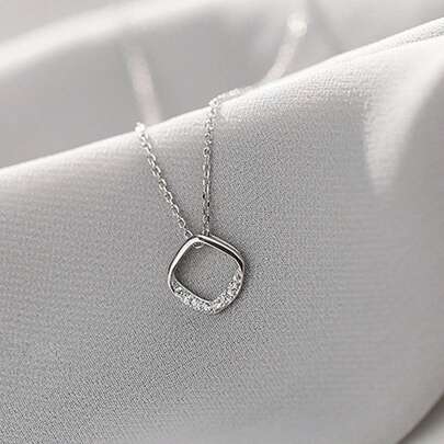 1 件空心圆形锆石吊坠项链，镶嵌钻石空心方形锁骨链项链