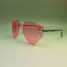 轻盈独特的 Y2K 时尚眼镜是任何节日装扮、沙滩装扮或日常女性时尚的完美点缀。无论是驾驶、散步还是内容创作，它们都能与街头服饰、泳装以及您所有喜爱的当季服装完美搭配。飞行员墨镜