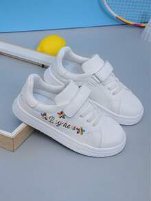1 paio di scarpe sportive da bambino con design bianco ricamato in pelle alla moda, comode, antiscivolo, resistenti, con chiusura a strappo facile da indossare, lavorazione anatomica per stabilizzare il piede, suola leggera e morbida adatta a tutte le stagioni, scarpe bianche adatte all'uso quotidiano