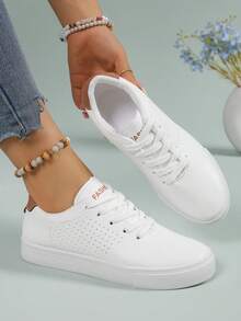 女士白色经典百搭圆头一脚蹬休闲系带柔软舒适平底户外运动休闲鞋，简洁鞋面，线条流畅，整体干净利落。适合春夏秋冬日常出游、校园、度假、街头时尚搭配