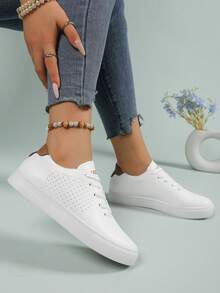 女士白色经典百搭圆头一脚蹬休闲系带柔软舒适平底户外运动休闲鞋，简洁鞋面，线条流畅，整体干净利落。适合春夏秋冬日常出游、校园、度假、街头时尚搭配