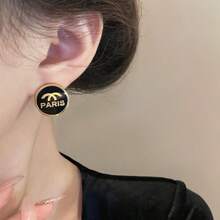 1 pieza Pendientes de aro con inicial de metal de lujo ligero: pendientes minimalistas redondos con letra, elegantes y elegantes