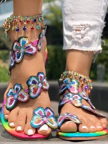 Sandalias planas con diseño floral y anilla para el dedo del pie, con bordado de mariposas arcoíris y lentejuelas en contraste, estilo europeo y americano, ideales para San Valentín, informales, para playa y viajes, con brillantes y brillantes. - flores impresas - Ver 7