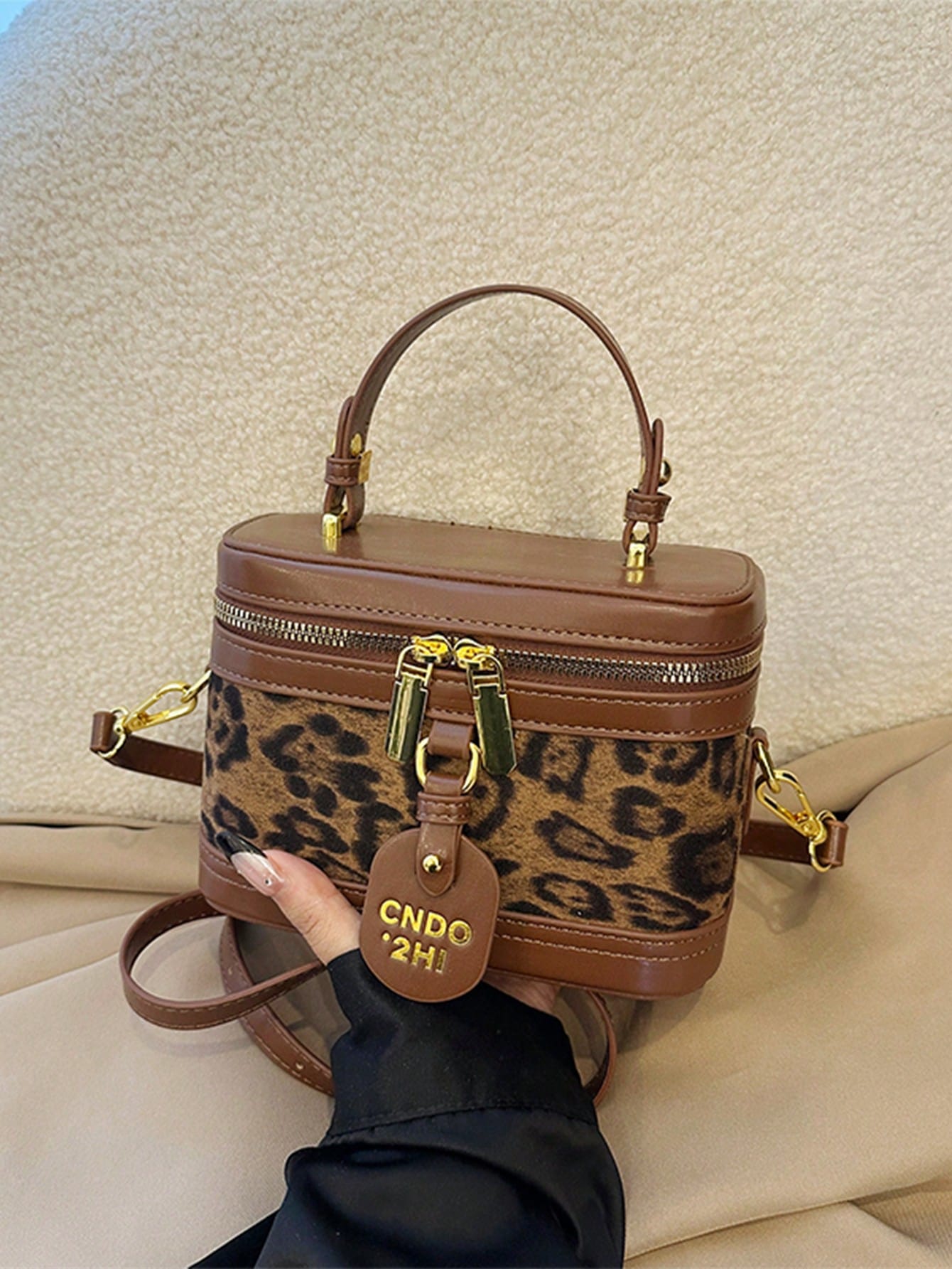 علامة جلدية بشكل حرف صغير ديكور قلادة، نمط بقع الن...