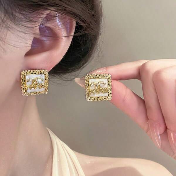 1 pieza Pendientes de botón con inicial dorada de estilo - Pendientes con letra de lujo ligera, minimalista y elegante