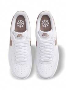 Nike Zapatillas Air Force 1 '07 para hombre/mujer, de piel premium con acentos de color audaz, comodidad todo el día dentro y fuera de la cancha, DC9486-108