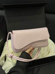 这款时尚简约的包袋采用不对称翻盖设计和可调节肩带，适合购物、携带钱包，尤其适合年轻女性、大学生、年轻职业人士和上班族。它也非常适合办公室、大学校园、工作、商务旅行、通勤、户外旅行和徒步旅行等场合。