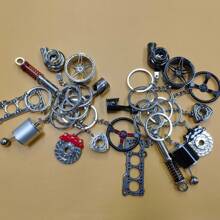 1 pieza Llavero creativo con diseños multicolor de partes de automóvil como turbina, pistón, llanta, palanca de cambios, volante, rotor, disco de freno, amortiguador, boquilla de combustible, bujía, junta del motor, aerógrafo, una llave especial, que refleja la cultura de modificación de automóviles, un regalo en forma de llavero