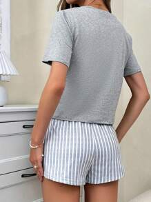 Set de 2 piezas de pijama para mujer con diseño de letra, camiseta de cuello redondo de manga corta con rayas y shorts con bolsillo, ropa de estar en casa