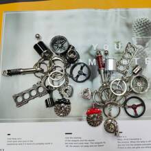 1 pieza Llavero creativo con diseños multicolor de partes de automóvil como turbina, pistón, llanta, palanca de cambios, volante, rotor, disco de freno, amortiguador, boquilla de combustible, bujía, junta del motor, aerógrafo, una llave especial, que refleja la cultura de modificación de automóviles, un regalo en forma de llavero