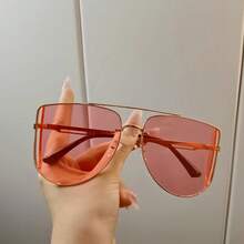 轻盈独特的 Y2K 时尚眼镜是任何节日装扮、沙滩装扮或日常女性时尚的完美点缀。无论是驾驶、散步还是内容创作，它们都能与街头服饰、泳装以及您所有喜爱的当季服装完美搭配。飞行员墨镜