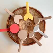 7件套感官游戏盒工具，3D打印量杯套装：1杯、1/2杯、1/4杯、3/4杯、1/3杯、2/3杯，木勺和夹子，适用于蒙特梭利精细动作技能学习，华德福玩具，适合幼儿和儿童角色扮演（不含木盒和大米） - 彩色 - 查看 4