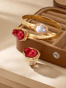 2 件套波西米亚风格红色不对称人造珍珠可调节戒指和手镯，优雅的女士节日派对配饰