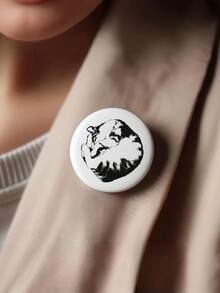 定制宠物翻领别针纽扣、宠物肖像翻领别针、个性翻领别针纽扣、宠物礼品、宠物纪念礼品、狗狗肖像、独特翻领别针纽扣。它是装饰夹克、背包或包袋的完美配饰，也是任何场合的理想礼物。 - 彩色 - 查看 5