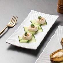 1 Stück einfache geprägte Blüten Keramik Servierteller, weiß, geeignet für Zuhause, Restaurant, Party, westliche Desserts, Hotelteller, japanische Sushi-Teller