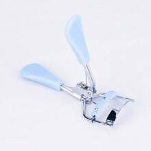 1个带内置梳子的睫毛夹，假睫毛辅助器，专业睫毛夹，强力定型，打造清晰轮廓，美化眼部，打造浓密睫毛，附赠额外橡胶垫，适合日常妆容的睫毛修饰工具 - 彩色 - 查看 17