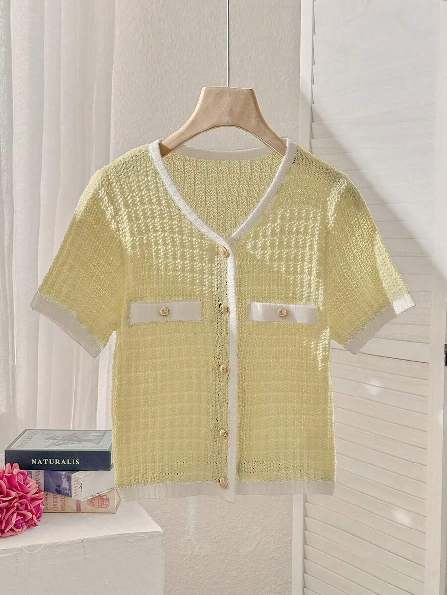 Áo dệt kim nữ mùa xuân/hè mới của FOR BEAUTY, phong cách thường ngày, tối giản, thanh lịch, phối màu vàng, thiết kế cúc nấm trắng phía trước, phong cách mới cho năm mới.