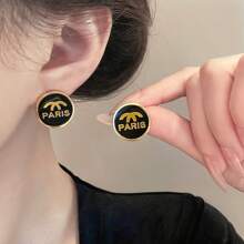 1 pieza Pendientes de aro con inicial de metal de lujo ligero: pendientes minimalistas redondos con letra, elegantes y elegantes