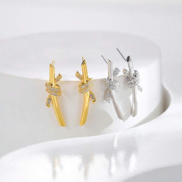 1 paire de boucles d'oreilles clous élégants minimalistes en nœud, boucles d'oreilles à design métallique avec ornement de zircone asymétrique, pour femmes