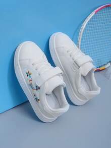 1 paio di scarpe sportive da bambino con design bianco ricamato in pelle alla moda, comode, antiscivolo, resistenti, con chiusura a strappo facile da indossare, lavorazione anatomica per stabilizzare il piede, suola leggera e morbida adatta a tutte le stagioni, scarpe bianche adatte all'uso quotidiano