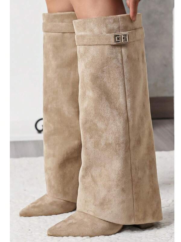 Gefaltete Over-Shoulder Stiefel mit Träger und Ornament, Urlaubs-Vayay-Vibe für und Sommerschuhe, Frühlings- und Osterschuhe