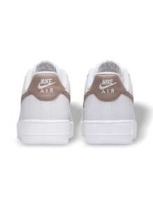Nike Zapatillas Air Force 1 '07 para hombre/mujer, de piel premium con acentos de color audaz, comodidad todo el día dentro y fuera de la cancha, DC9486-108