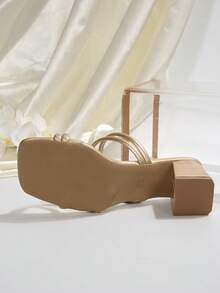 Sandalias de tacón alto con tira gruesa de piel sintética de unicolor, elegante punta cuadrada, estilo minimalista y elegante para oficina, boda y fiesta en verano - Dorado - Ver 9