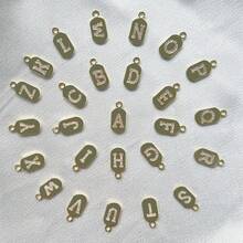 1件撞色马蹄扣项链，配有长锥形吊坠和字母吊坠，首字母项链，光滑的马蹄扣项链，复古大气，适合作为日常时尚单品。