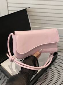 这款时尚简约的包袋采用不对称翻盖设计和可调节肩带，适合购物、携带钱包，尤其适合年轻女性、大学生、年轻职业人士和上班族。它也非常适合办公室、大学校园、工作、商务旅行、通勤、户外旅行和徒步旅行等场合。