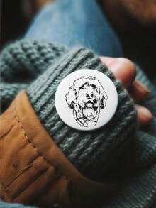 定制宠物翻领别针纽扣、宠物肖像翻领别针、个性翻领别针纽扣、宠物礼品、宠物纪念礼品、狗狗肖像、独特翻领别针纽扣。它是装饰夹克、背包或包袋的完美配饰，也是任何场合的理想礼物。 - 彩色 - 查看 4