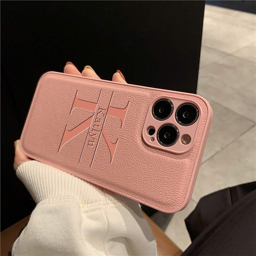 Ốp điện thoại khắc tên cá nhân theo yêu cầu, tương thích với iPhone 11 12 13 14 15 16 17 Pro Max Plus 17 Air 13 12 Mini, chất liệu da PU cao cấp Hàn Quốc, khắc chữ 3D DIY, tên viết tắt, tương thích với iPhone X XS XR XS MAX 7 8 Plus, chống sốc, quà tặng lễ hội cho người yêu, bạn bè, gia đình và chính bạn. Tương thích với Samsung Galaxy S25 S24 S23 S22 S21 Ultra, phiên bản quốc tế, không phải phiên bản nội địa.