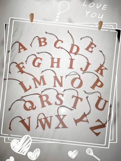 1个纯色PU材质时尚简约多功能单肩包，饰有26个英文大写字母，可作背包、手提包、腋下包、化妆包、其他收纳包、吊坠、车挂件、钥匙扣、裤腰装饰、行李挂件、身份识别牌使用。适合情侣、女友、学生、男女通用，可用于工作通勤、日常约会、度假、旅行和商务出行。也适合男士，可作为节日礼物、送给女友、母亲的小礼物、生日礼物等。