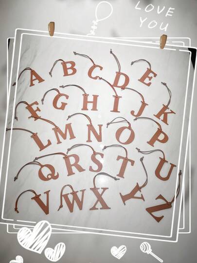 1个纯色PU材质时尚简约多功能单肩包，饰有26个英文大写字母，可作背包、手提包、腋下包、化妆包、其他收纳包、吊坠、车挂件、钥匙扣、裤腰装饰、行李挂件、身份识别牌使用。适合情侣、女友、学生、男女通用，可用于工作通勤、日常约会、度假、旅行和商务出行。也适合男士，可作为节日礼物、送给女友、母亲的小礼物、生日礼物等。