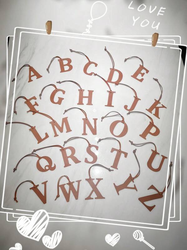 1个纯色PU材质时尚简约多功能单肩包，饰有26个英文大写字母，可作背包、手提包、腋下包、化妆包、其他收纳包、吊坠、车挂件、钥匙扣、裤腰装饰、行李挂件、身份识别牌使用。适合情侣、女友、学生、男女通用，可用于工作通勤、日常约会、度假、旅行和商务出行。也适合男士，可作为节日礼物、送给女友、母亲的小礼物、生日礼物等。