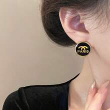 1 pieza Pendientes de aro con inicial de metal de lujo ligero: pendientes minimalistas redondos con letra, elegantes y elegantes