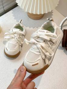 1 双返校休闲时尚运动儿童鞋，网眼面料和 PU 拼接鞋面，撞色设计，方便系带闭合，柔软舒适轻便，适合室内、户外、旅行、度假场合