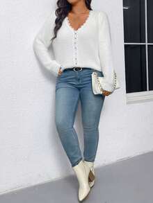 كنزة صوفية كاجوال واسعة بياقة على شكل حرف V لون أحادي الألوان مطرزة بالدانتيل للسيدات