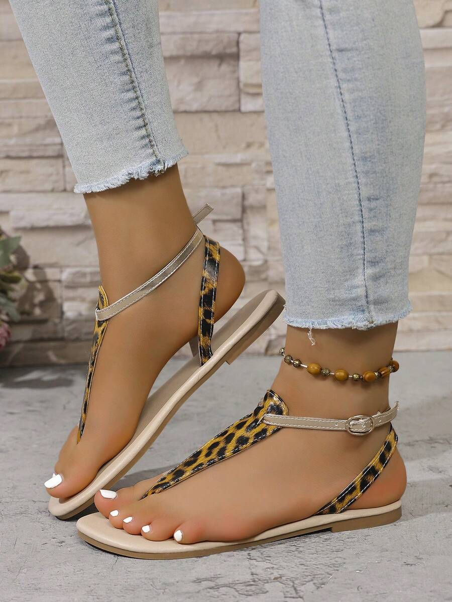 1 双女士时尚休闲人字拖，带趾带和搭扣设计，简约风格确保舒适，适合日常穿着，春夏季时尚平底凉鞋