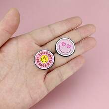 笑脸卡通珐琅胸针圆形金属徽章服装包包配饰创意翻领别针，适合作为礼物送给朋友和同学