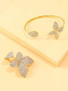 طقم سوار وخاتم مرصع بالزركون الذهبي على شكل زهرة، طقم مجوهرات كريستال كبير على شكل زهرة للنساء، خاتم وسوار مرصعان بالأوراق للحفلات 2 قطعة