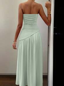 Vestido de cóctel con cintas de colores contrastantes, moda minimalista para el verano