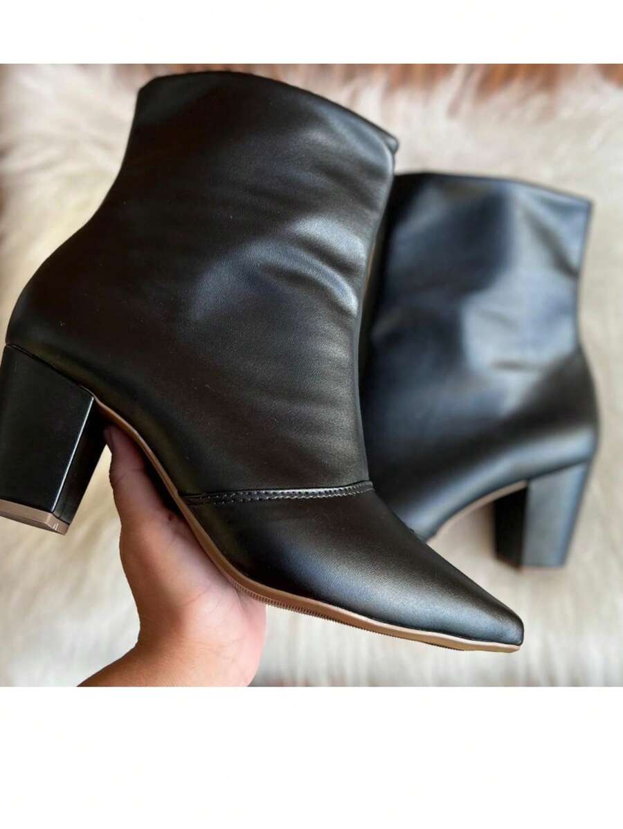 Bota Bico Fino Salto Bloco Médio 7 cm - Do 33 ao 45 / Numeração Especial - Preto - Visão 1