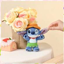 Breloc de pluș Disney Stitch Summer Dance, inspirat de hula, cu fustă din iarbă, coroană Plumeria și lei floral - vibrații tropicale, în pluș moale + lanț metalic. Perfect ca breloc/amulet de geantă pentru fanii Disney.