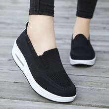 GlamourGrip Zapatillas deportivas de moda negras con suela gruesa para mujer, tenis casuales transpirables tipo slip-on sin cordones con plataforma acolchada, diseño retro y versátil ideales para estudiantes, mujeres activas y uso diario, zapatos elegantes de mujer con estilo moderno y confort ergonómico, tenis deportivos para mujer ideales para caminar, correr, trabajar o combinar con atuendos urbanos, tenis de mujer con aire en la suela que ofrecen estabilidad, amortiguación y transpirabilidad, zapatos cómodos de mujer tipo deportivo para todas las estaciones - Negro - Ver 3