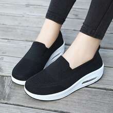 GlamourGrip Zapatillas deportivas de moda negras con suela gruesa para mujer, tenis casuales transpirables tipo slip-on sin cordones con plataforma acolchada, diseño retro y versátil ideales para estudiantes, mujeres activas y uso diario, zapatos elegantes de mujer con estilo moderno y confort ergonómico, tenis deportivos para mujer ideales para caminar, correr, trabajar o combinar con atuendos urbanos, tenis de mujer con aire en la suela que ofrecen estabilidad, amortiguación y transpirabilidad, zapatos cómodos de mujer tipo deportivo para todas las estaciones - Negro - Ver 4