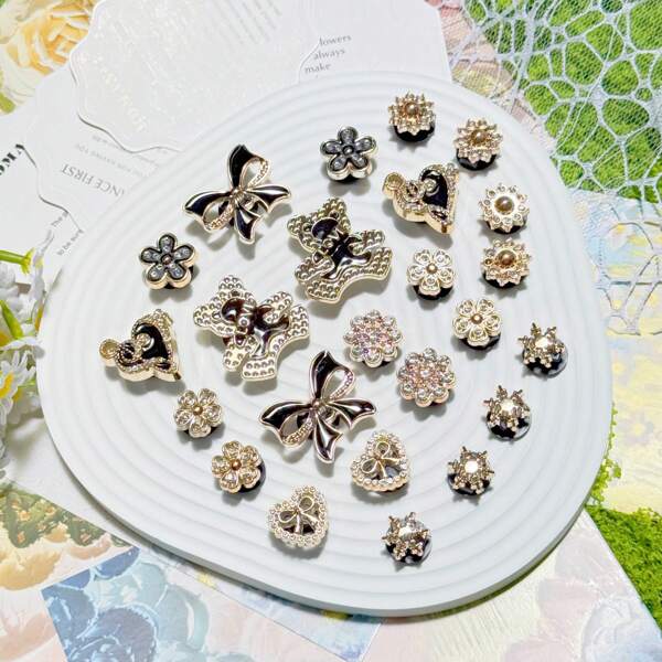 24 piezas de agarraderas para zapatos con diseños de osos, lazos y flores en negro y dorado, aptas para chanclas, zapatos de jardín, zapatos de playa, decoraciones desmontables para manualidades