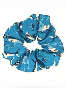 1 件复古鲨鱼印花发带 - 蓝白海洋图案 - 弹性发饰。采用柔软弹性材质制成，可作为马尾辫固定器，适合休闲和沙滩造型，提供舒适的佩戴体验。